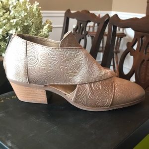 Very Volatile shootie bootie 7.5 NEW